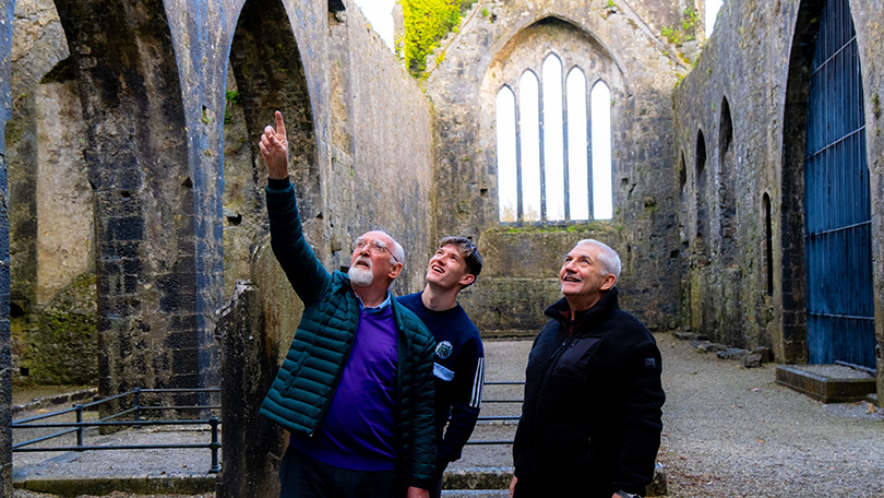 Paudie Maloney and visitors enjoying history of Kilmallock
