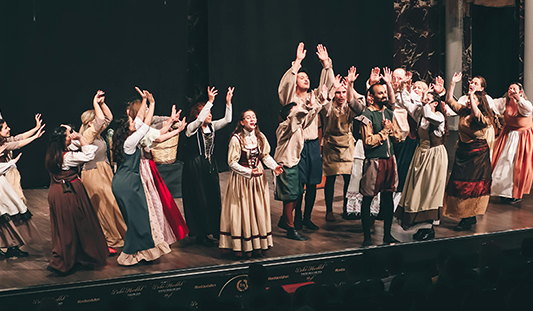 Cast of a theatre production on stage. Photo: Fatih Doğrul / Pexels