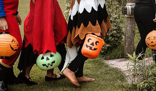 Children trick or treating in Halloween costumes. Photo: Raw Pixel / Unsplash